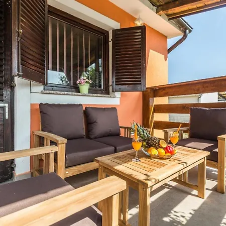 Mit Privatpool Fuer 6 Personen Ca 90 Qm In Pula, Istrien Istrische Riviera *