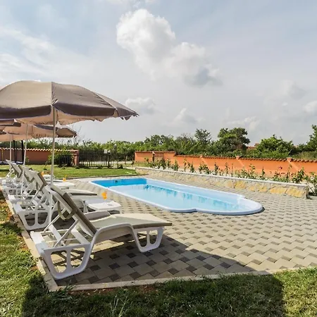 Mit Privatpool Fuer 6 Personen Ca 90 Qm In Pula, Istrien Istrische Riviera * Pula